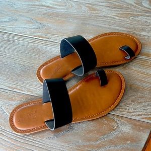 Cute Universal Thread black sandals! Size 8. Simple and comfy.